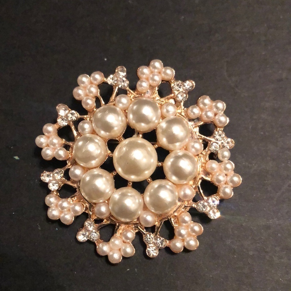 Adrienne vittadini gold tone faux Pearl rhine stone floral brooch pin​